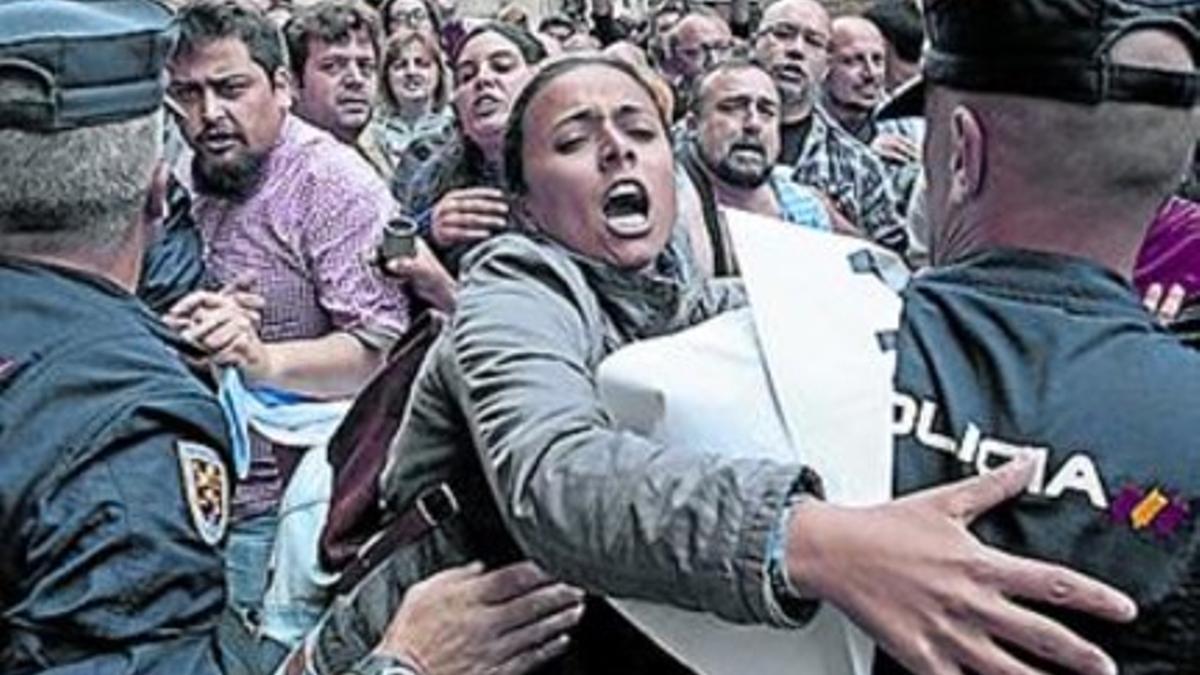 Manifestantes contra Rajoy, ayer en Santiago.