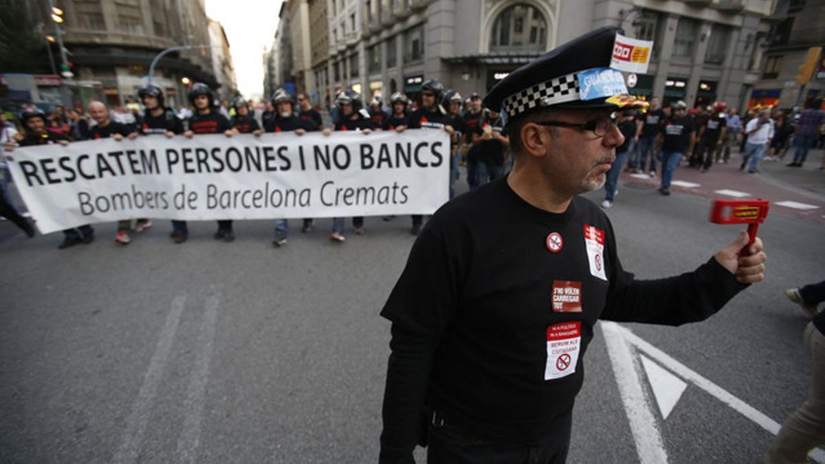 Protesta de funcionarios municipales de Barcelona, el 17 de octubre, contra los recortes en los servicios públicos.