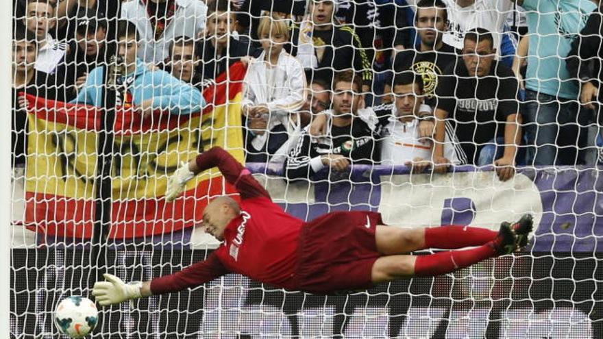 Willy Caballero realiza una parada espectacular ante un tiro de Cristiano Ronaldo en el Santiago Bernabéu.