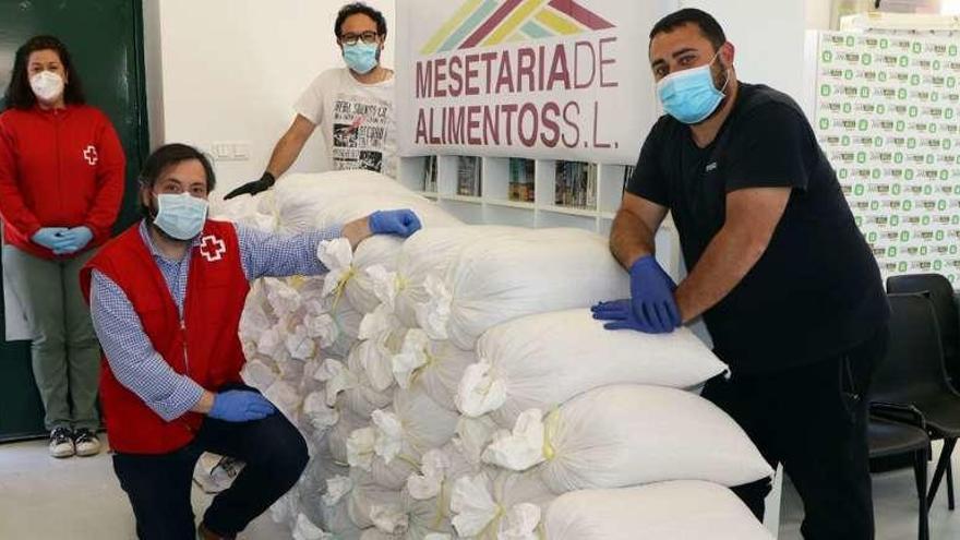 Mesetaria de Alimentos dona a Cruz Roja mil kilos de garbanzos