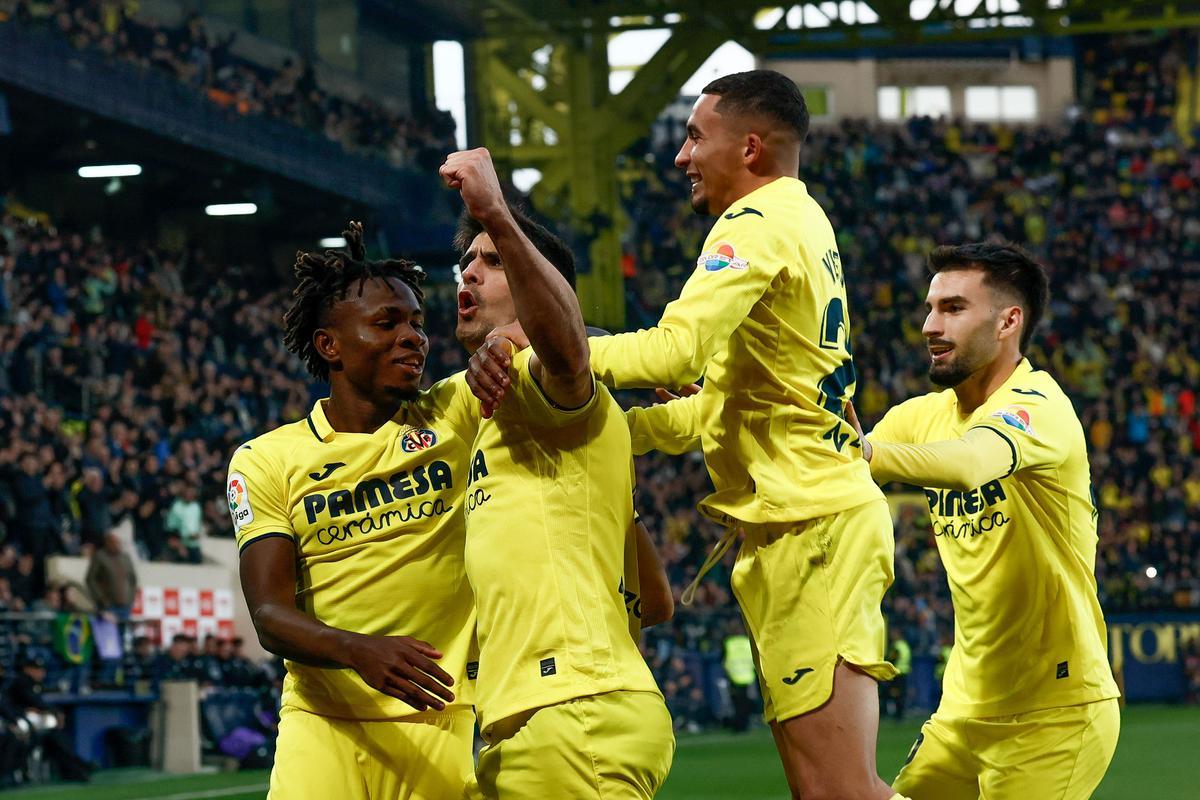 VILLARREAL, 07/01/2023.-El delantero del Villarreal Gerard Moreno (2i) celebra con sus compañeros tras marcar el 2-1 desde el punto de penalti durante el partido de la jornada 16 de LaLiga Santander este sábado en el estadio de La Cerámica en Villarreal.- EFE / Biel Alino