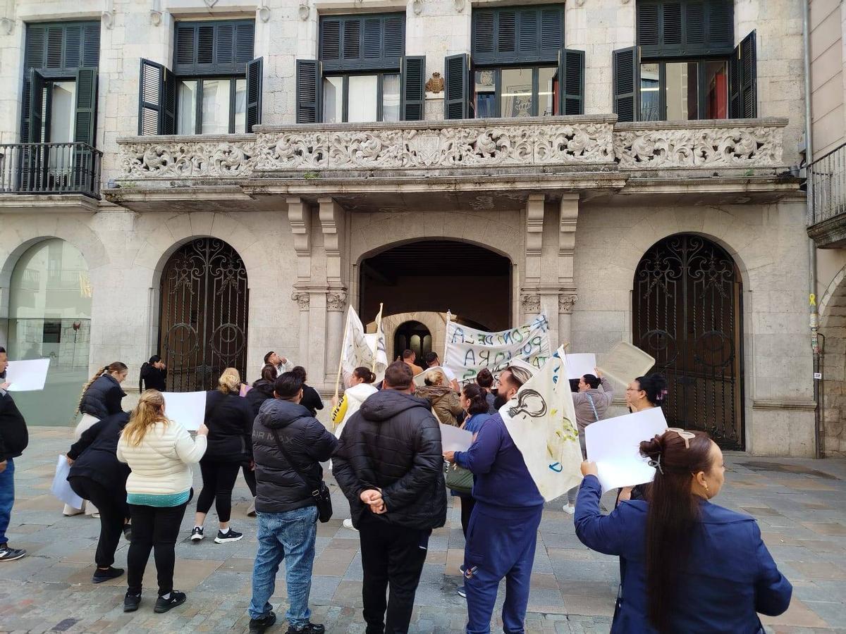Les imatges de la protesta dels veïns de la Font de la Polvora davant l'oficina d'Endesa