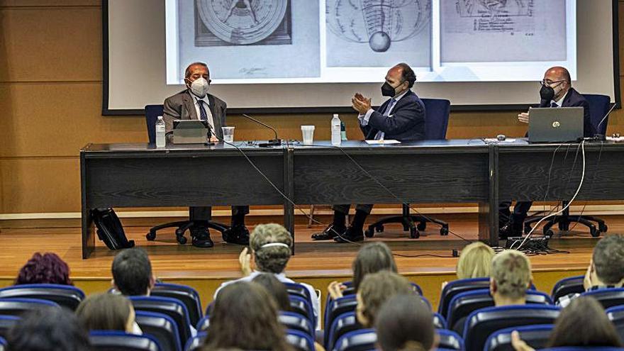 Ángel Medina recibe el aplauso del rector, Ignacio Villaverde, y del decano de Filosofía, José Antonio Gómez. | Irma Collín