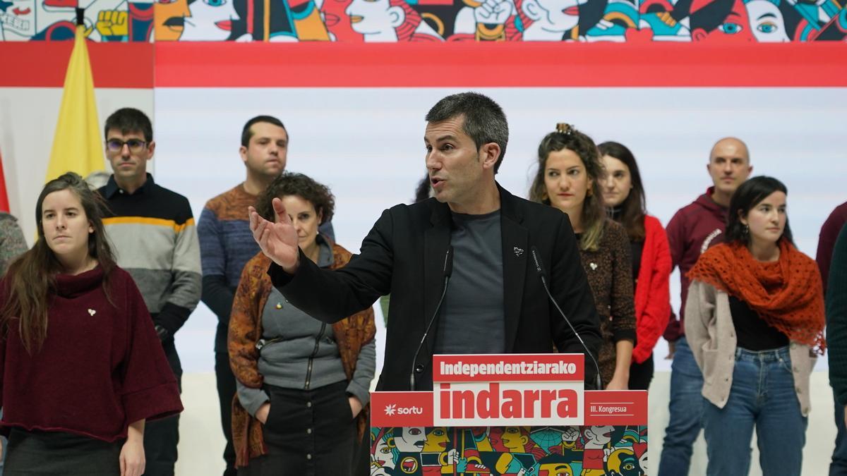 El secretario general de Sortu, Arkaitz Rodríguez, durante la asamblea en la que se cierra el tercer Congreso del partido, en el Frontón Bizkaia