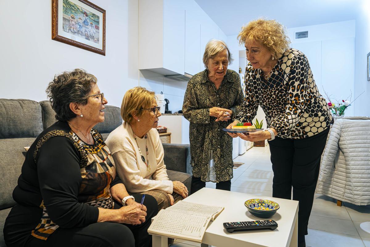 Barcelona 21/11/2025 Barcelona. Montse Corella, vecina del edificio para mayores Adela Barquín. Se la fotografiará en su casa y participando en las actividades del centro para ilustrar su testimonio personal, junto con imágenes genéricas del edificio, sus residentes y las actividades que acoge, destinadas a un artículo sobre coliving sénior. AUTOR: MANU MITRU