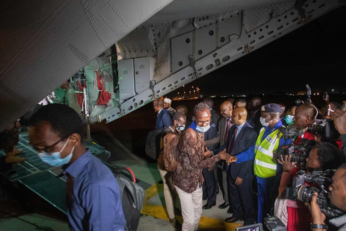 Ciudadanos de Kenia y de Somalia son evacuados en avión desde Jartum, la capital de Sudán