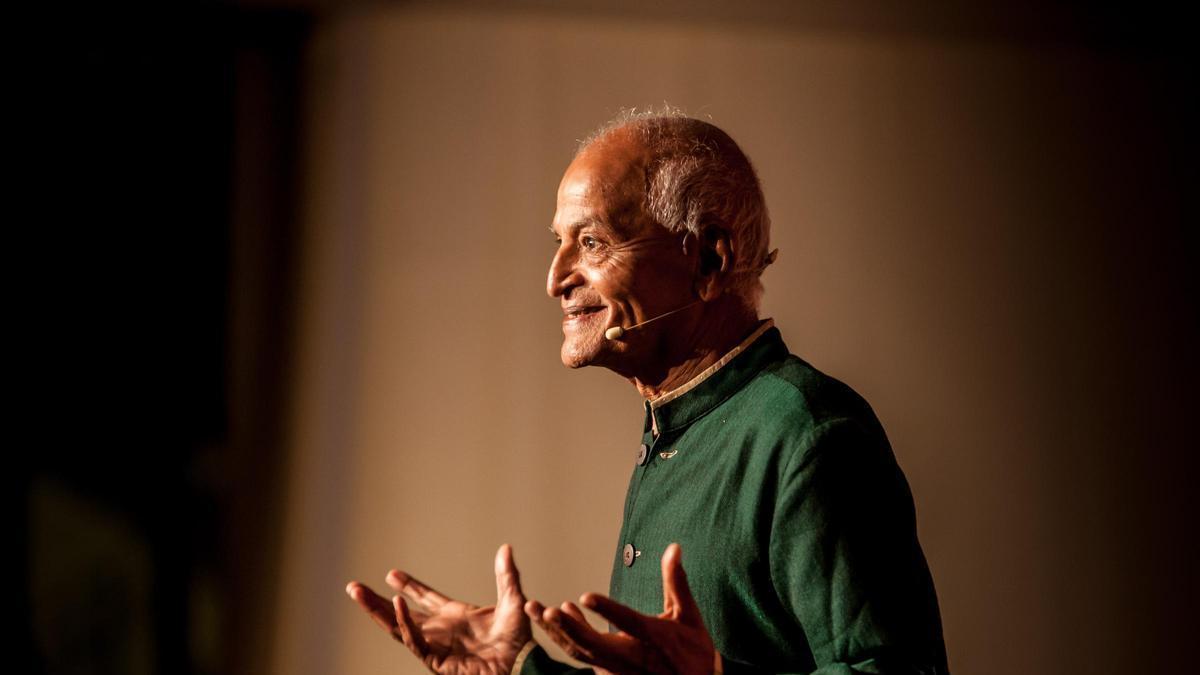 Satish Kumar, en una de sus conferencias.