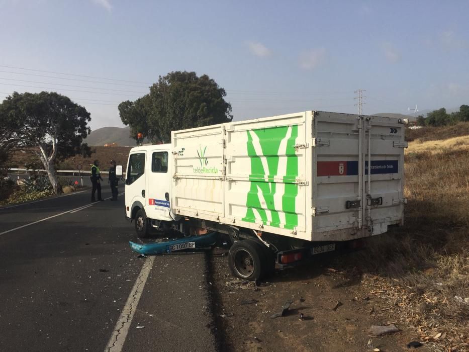 Un furgón de servicio municipal y turismo chocan