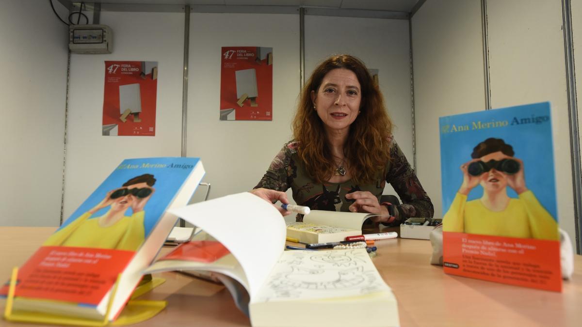 Firma del libro &#039;Amigo&#039; de Ana Merino en la pasada edición.