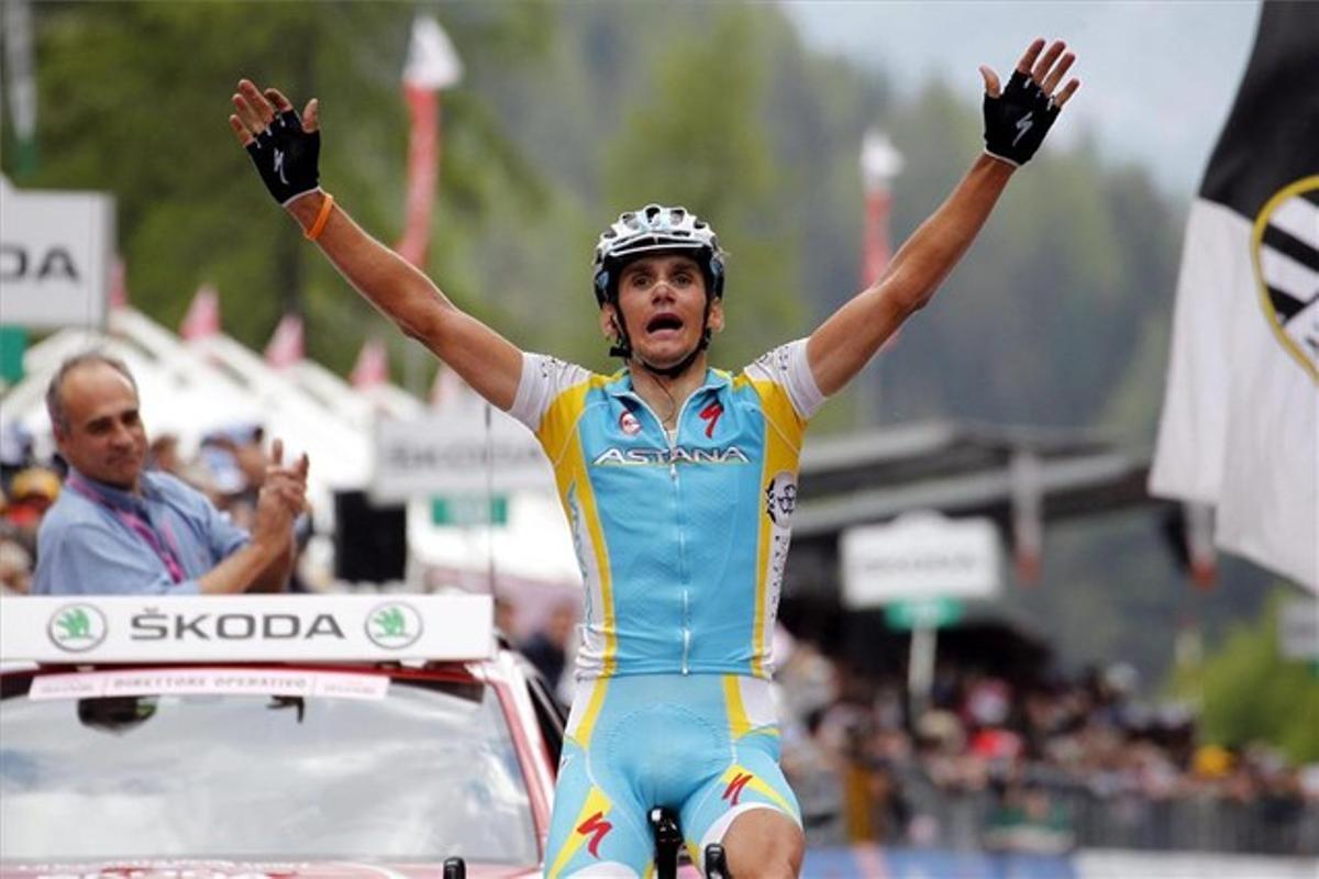 El txec Roman Kreuziger (Astana) celebra la seva victòria en la 19a etapa del Giro, disputada aquest divendres entre Treviso i Alpe di Pampeago.