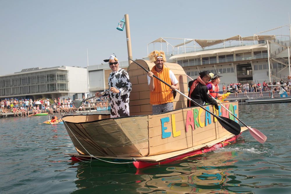 Regata de barcos locos en La Marina de València