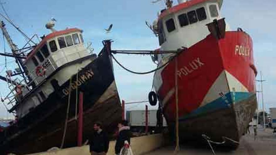 A la izquierda, arriba, Eugenio Cordero y María Fernández observan las consecuencias de tsunami y, a la derecha, el geólogo zamorano en una zona arrasada por el maremoto. Debajo, la familia zamorana con la pequeña Valentina.