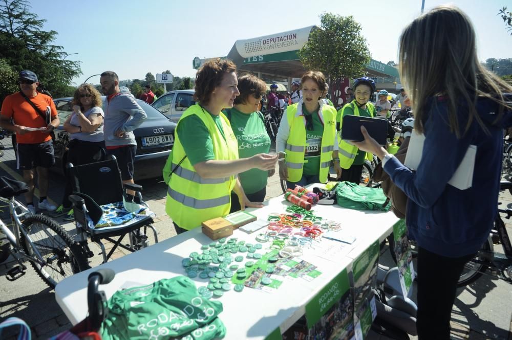 Una veintena de trabajadores y usuarios de la asociación Amencer, de personas con parálisis cerebral, participaron ayer en la Festa da Bicicleta de Ribadumia.