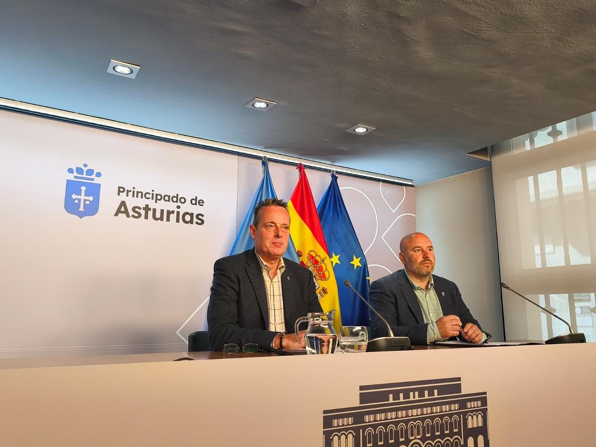 El consejero de Medio Rural y Política Agraria Marcelino Marcos Líndez (izquierda), junto al director general de Planificación Agraria Marcos da Rocha