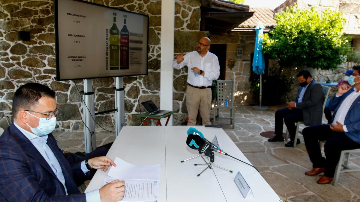 El conselleiro con Mazairas y representantes del sector vinícuola gallego en meaño