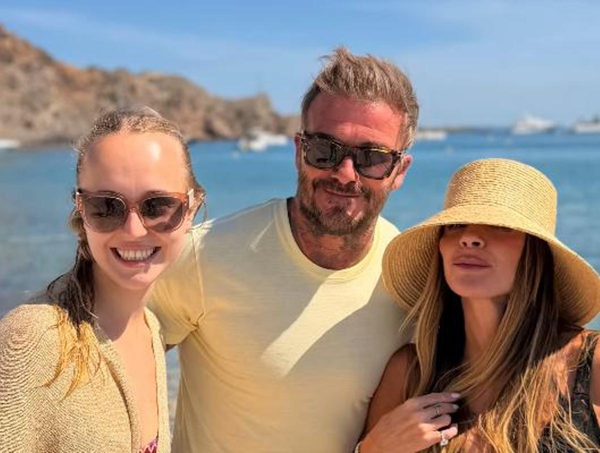 Foto con los Beckham publicada en redes sociales.