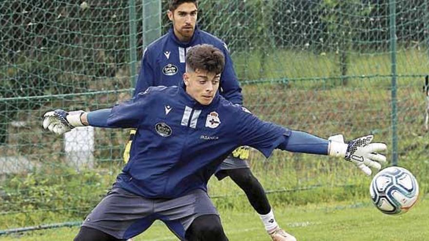 El portero juvenil Alberto, ayer durante el entrenamiento en Abegondo.