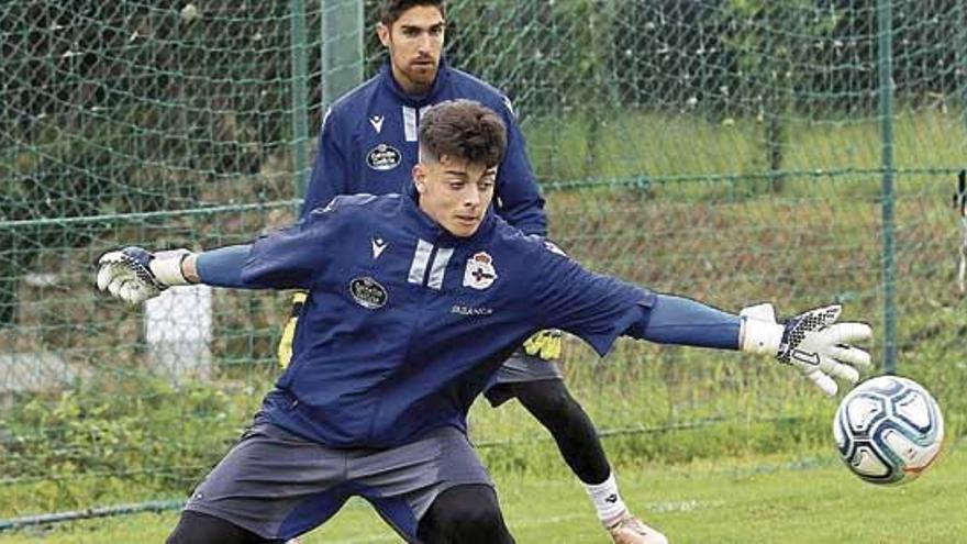 El portero juvenil Alberto, ayer durante el entrenamiento en Abegondo.