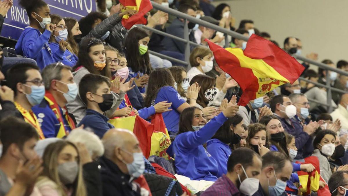 Seguidores de la selección española en la grada del Quirinal. 