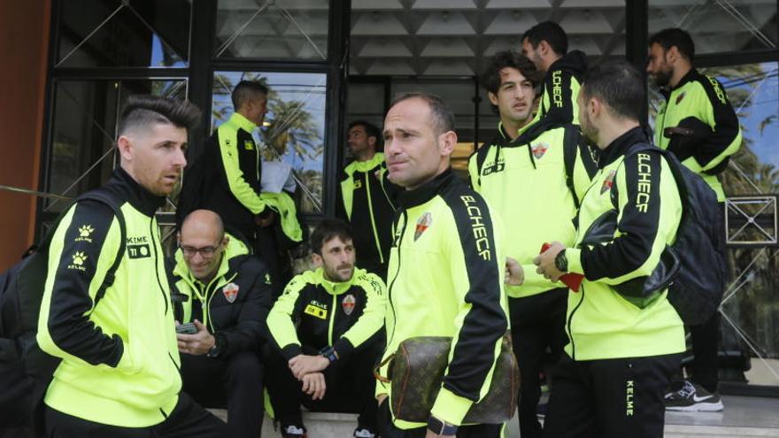 Los jugadores del Elche, antes de iniciar un viaje