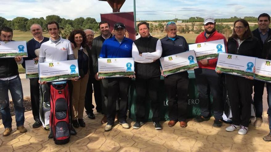 Los ganadores posan con sus trofeos.