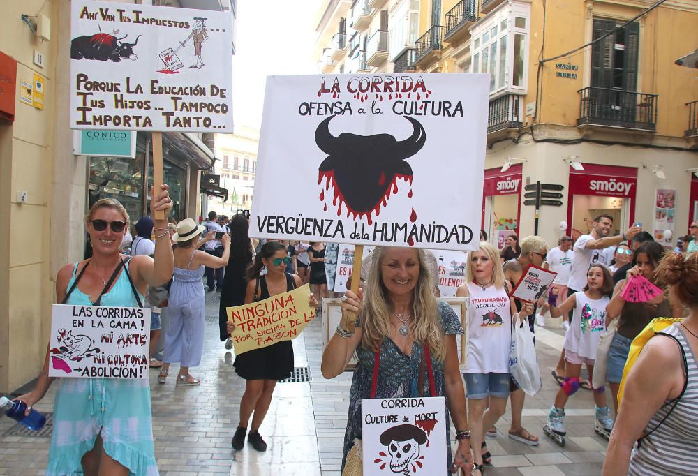 Centenares de personas se unen en Málaga contra la tauromaquia