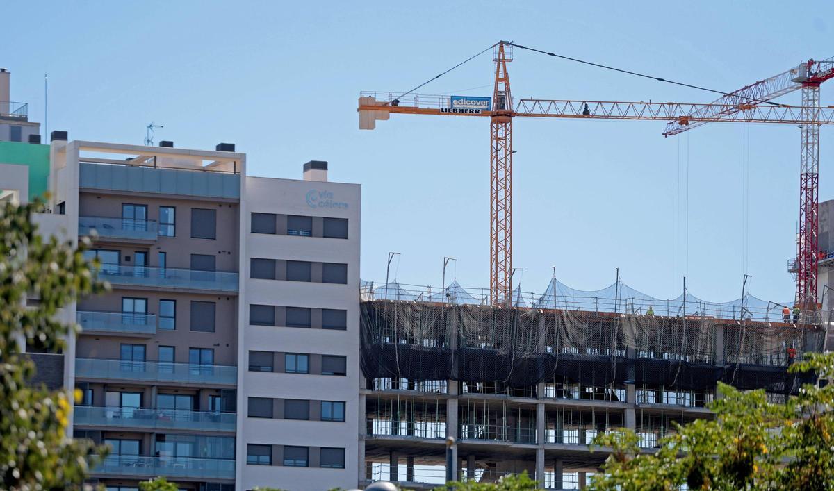 Construcción de viviendas en València.