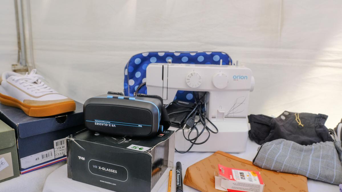 Objetos en venta en un mercadillo de segunda mano