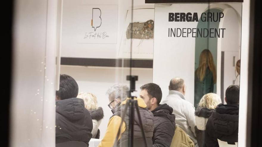 L'interior de l'assemblea a porta tancada, amb Judit Vinyes dreta i d'esquena