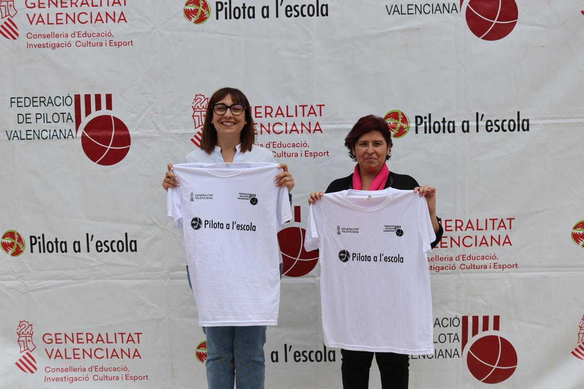 L'alcaldessa de Canals, Mai Castells, i la regidora d'Esports, Isabel Real, no es van voler perdre la Trobada.