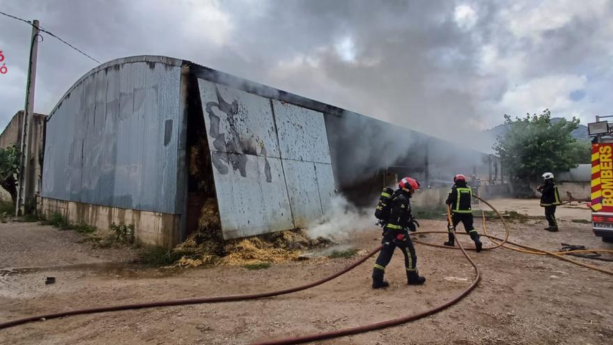 Un incendio quema parte de una granja en Salsadella