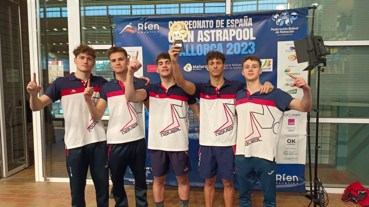 Equipo del Navial que logró el título nacional júnior masculino de natación.