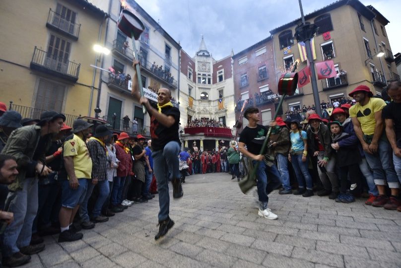 Berga inicia el passacarrers del vespre de Patum enmig d'una gran cridòria