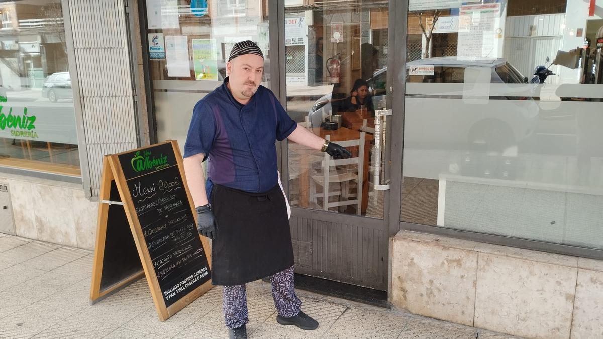 Chema Trabadelo frente a su negocio, el último asaltado por los ladrones