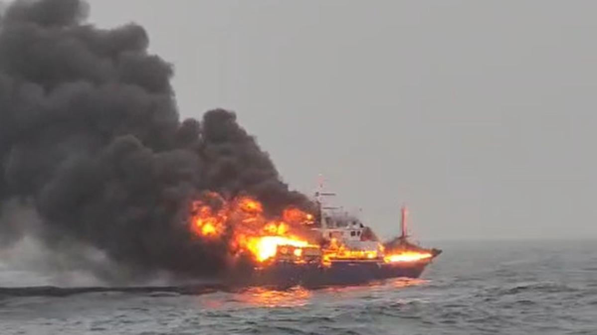 Rescatan aos 15 tripulantes dun pesqueiro de Burela que ardeu no Gran Sol
