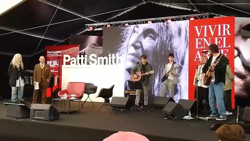 La lección de Patti Smith a estudiantes de Asturias: “No os dejéis llevar por las redes sociales, alejaos del móvil, seguid vuestra intuición y tomaos un tiempo para contemplar la Luna"
