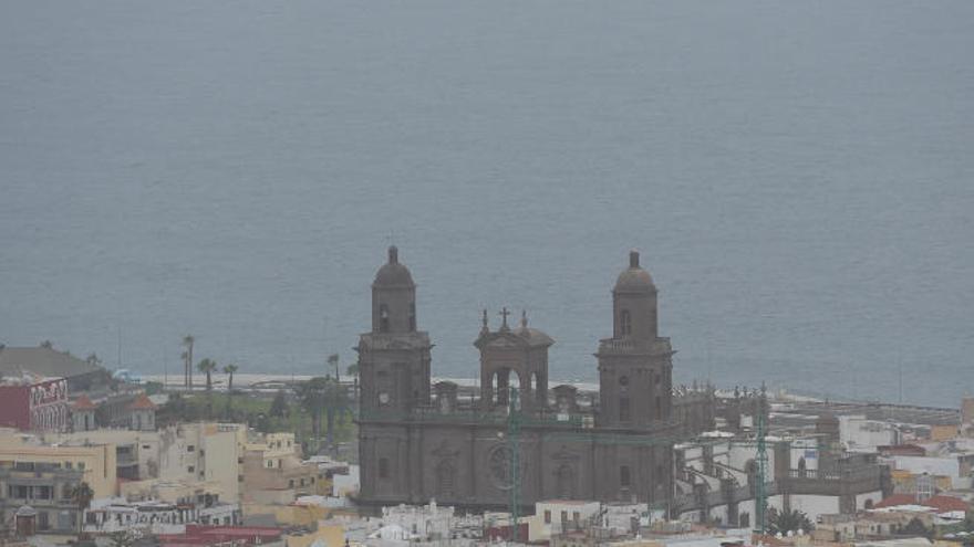 La catedral de Santa Ana bajo la calima del presente diciembre.