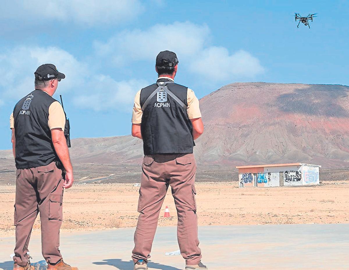 Agentes de Medio Ambiente manejan un dron para localizar construcciones ilegales.
