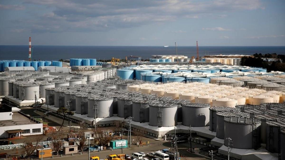 Tanques de almacenamiento de agua radiactiva en la central nuclear Fukushima I paralizada por el tsunami en la ciudad de Okuma, Japón