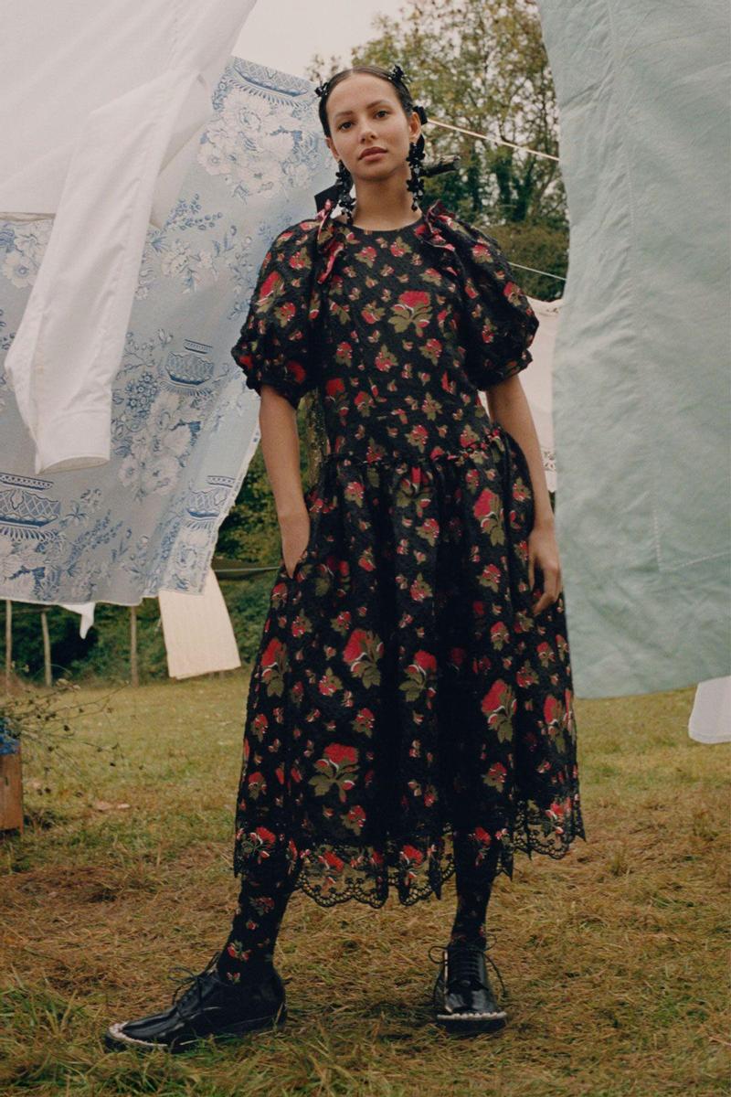 Vestido negro con flores rojas de la colección de Simone Rocha x H&M