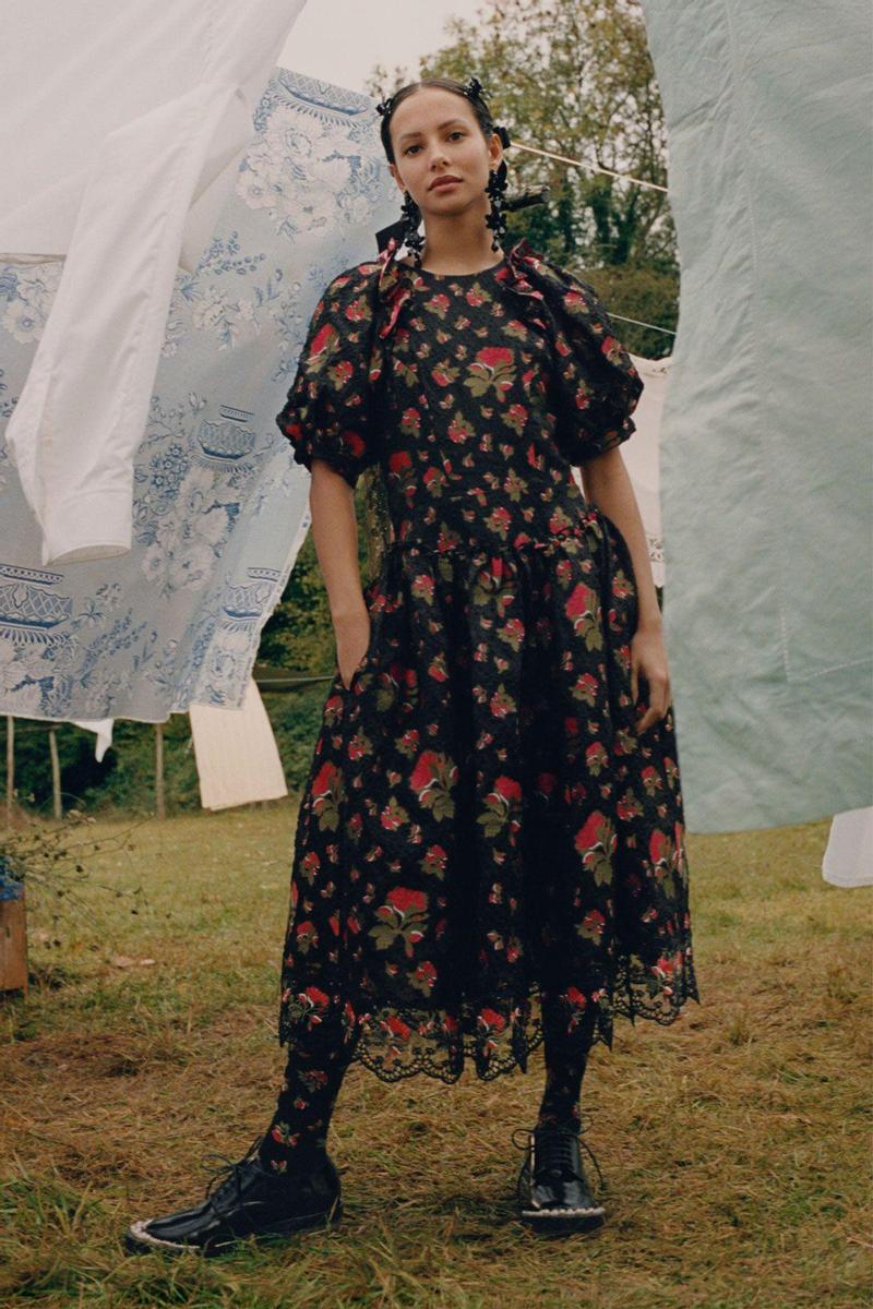 Vestido negro con flores rojas de la colección de Simone Rocha x H&amp;M