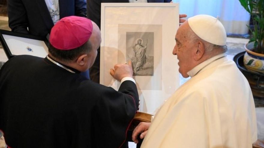 Monseñor Prieto haciéndole entrega al papa Francisco de un regalo