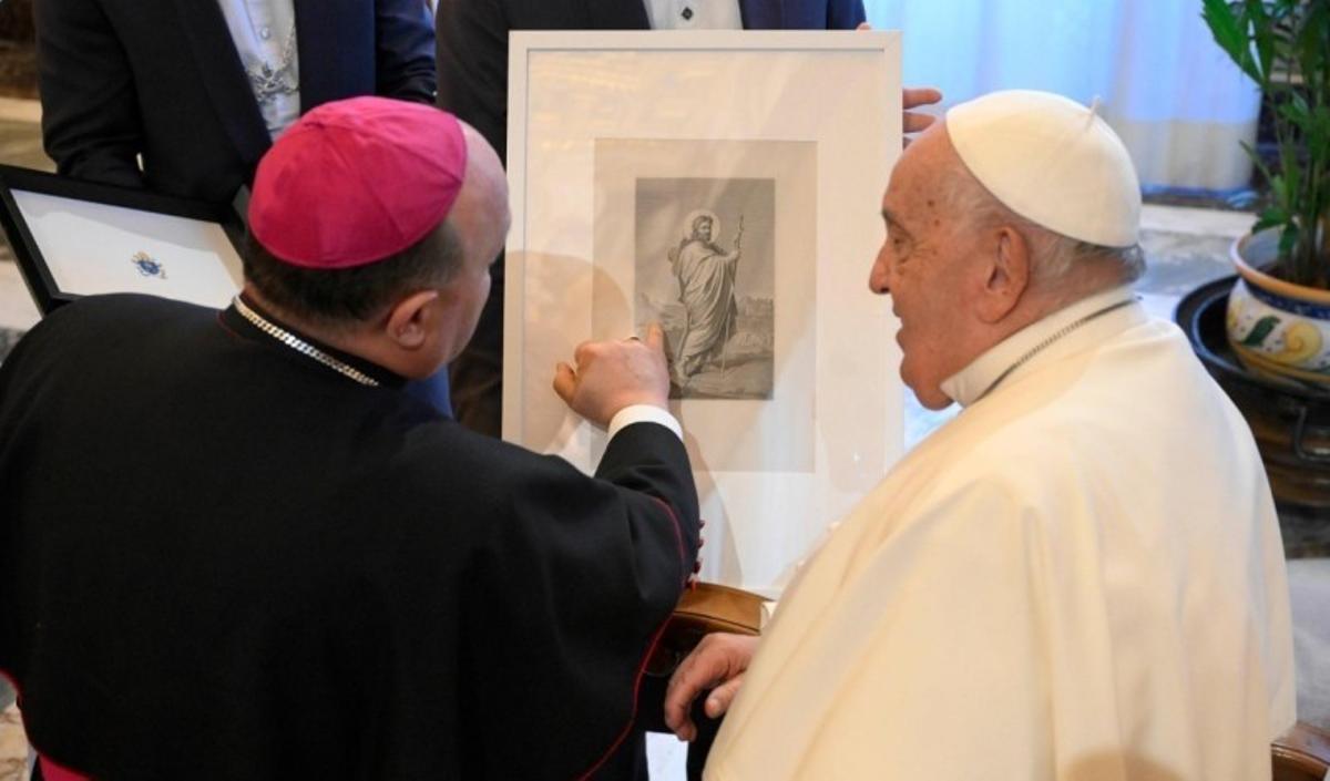 Monseñor Prieto haciéndole entrega al papa Francisco de un regalo