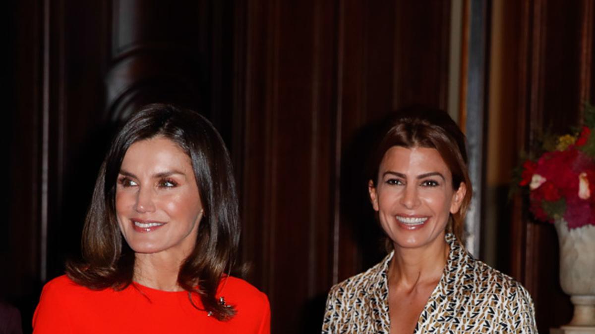 El look de Letizia Ortiz con blusa roja desigual  y pantalones anchos en Argentina junto a Juliana Awada