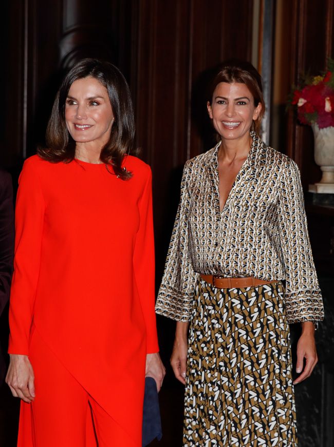 El look de Letizia Ortiz con blusa roja desigual  y pantalones anchos en Argentina junto a Juliana Awada