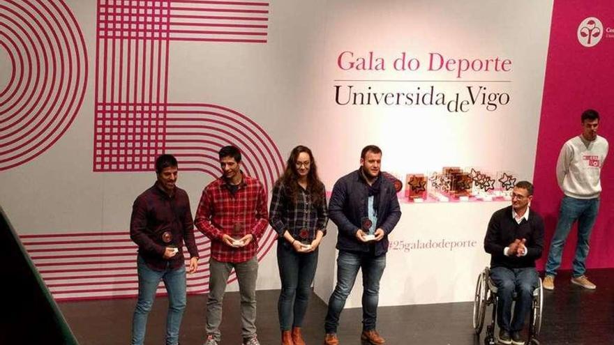 Permuy (primero por la izquierda) y Noelia Lalín, ayer, junto a otros premiados en la gala de Ourense.