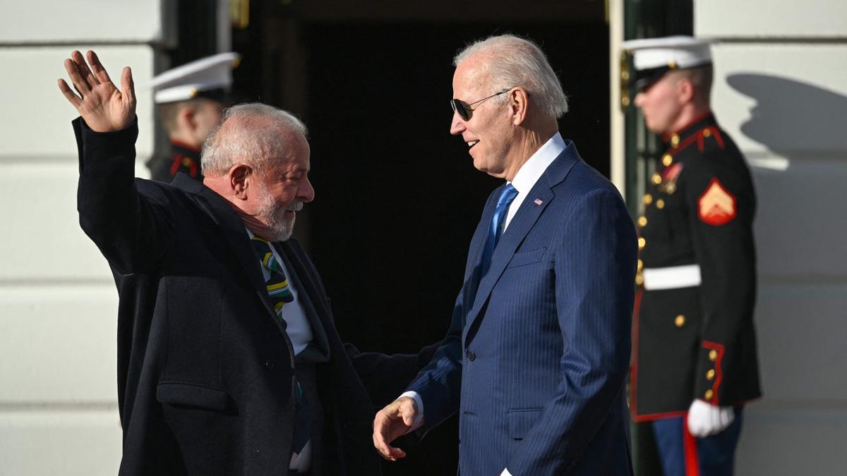 El presidente brasileño, Luiz Inácio Lula da Silva, saluda al mandatario estadounidense Joe Biden a su llegada a la Casa Blanca, este viernes.