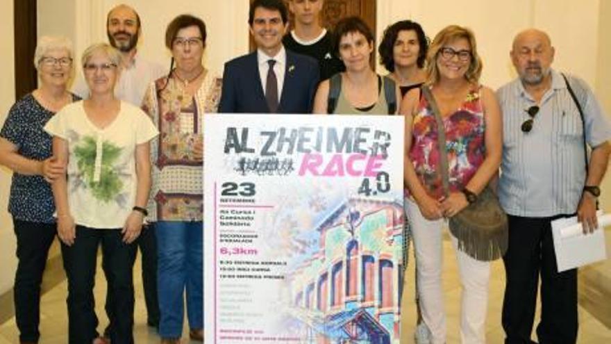 Els organitzadors amb el cartell de la prova d&#039;enguany