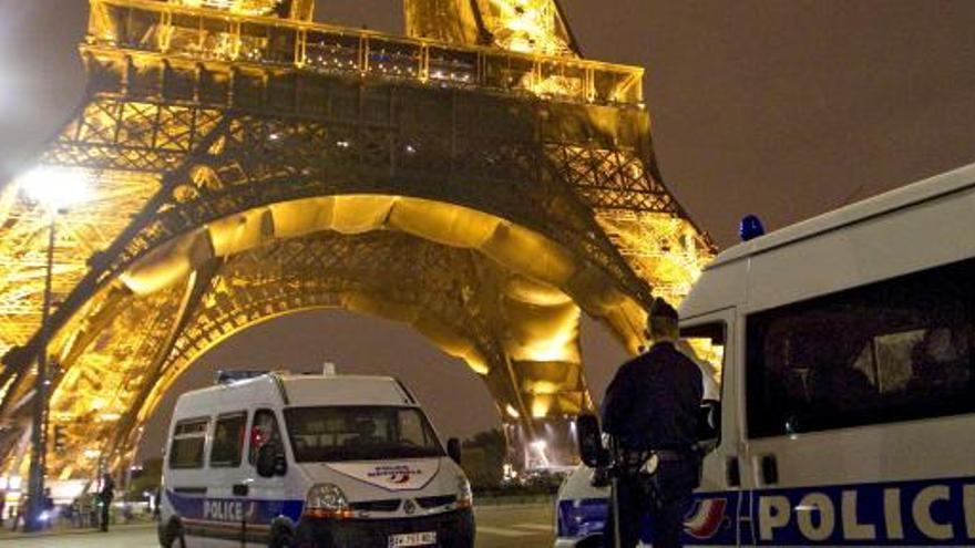 Imagen de la Torre Eiffel durante otra amenaza de bomba.