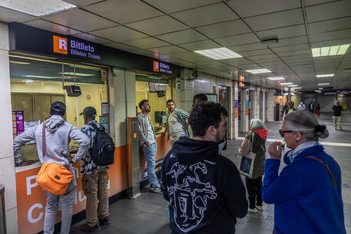 La estación de Rodalies de plaza de Catalunya, cerrada tras la incidencia de robo de cobre